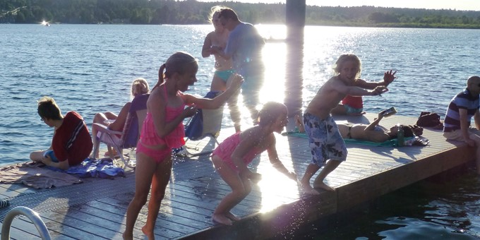 sammamish landing park kids jumping to the water